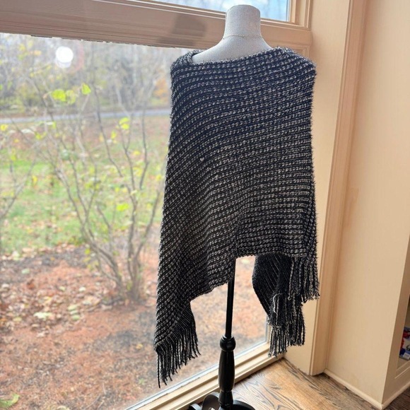 Other Knitted yarn poncho boxy blanket pullover shawl with fringe in Black - Picture 4 of 7